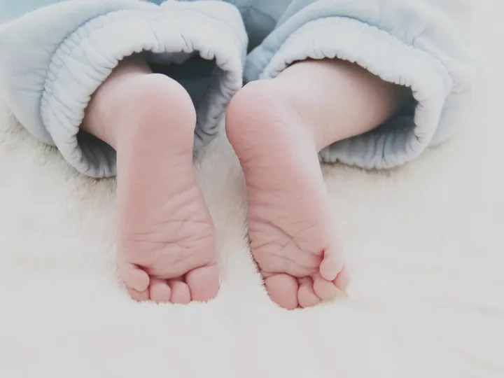 Pieds d’un nouveau-né sur une couverture