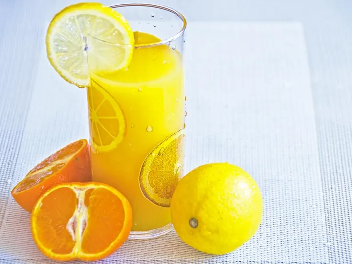 Verre de jus d’orange, oranges et citron