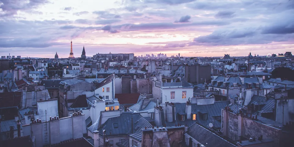 Toits de Paris au crépuscule, la tour Eiffel à l’horizon