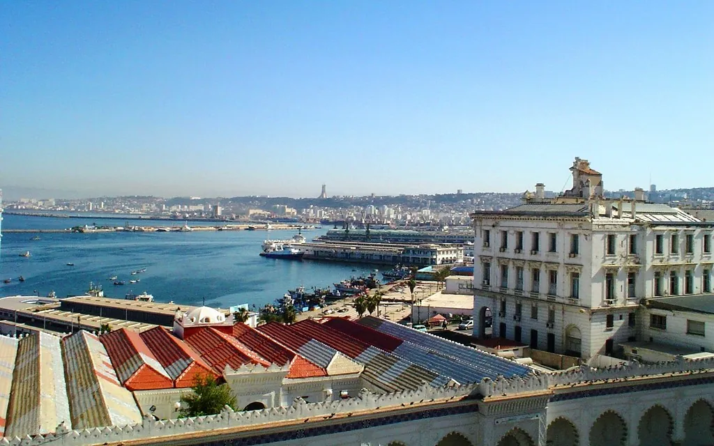 Le port d’Alger et sa baie, vus depuis le centre-ville