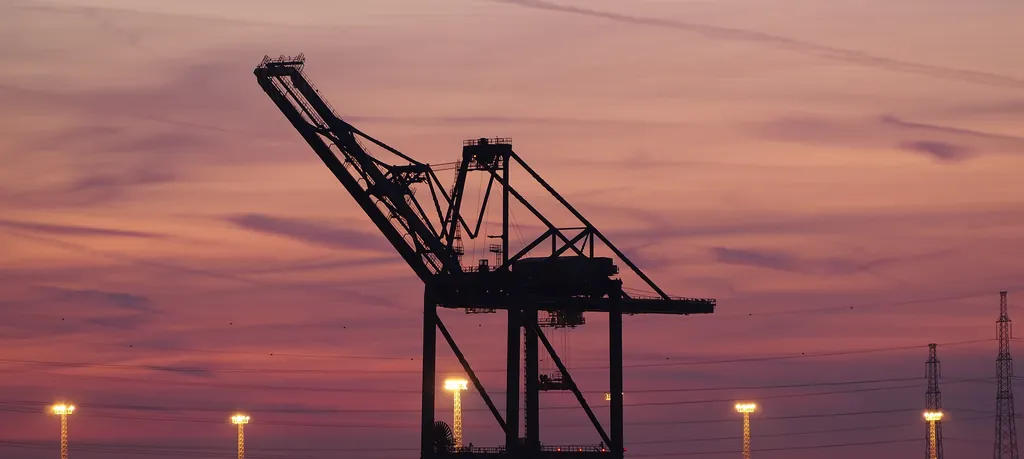Portique à conteneurs du port d’Anvers au crépuscule